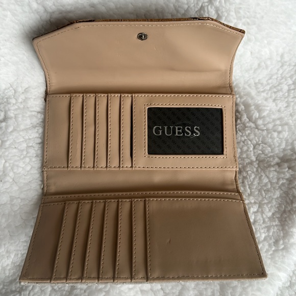 Women’s wallet by Guess - Picture 2 of 3
